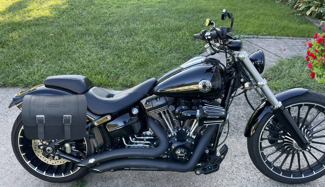 433F- Saddleline Harley-Davidson Softail Breakout FXSB & FXSBSE Saddlebags With Quick Detaching Mounting Brackets.