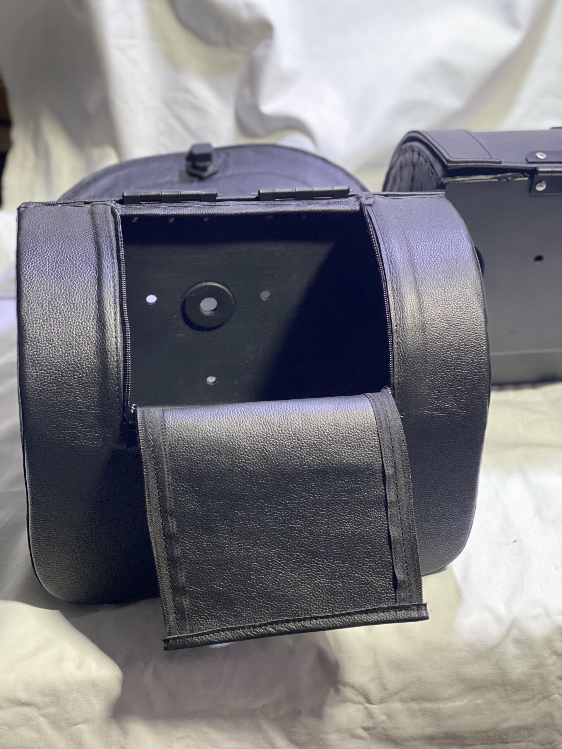 412L- Saddleline Harley_Davidson Softail Slim FLSL Saddlebags With Quick Detach Mounts. Lockable. 2018 onwards - Image 5