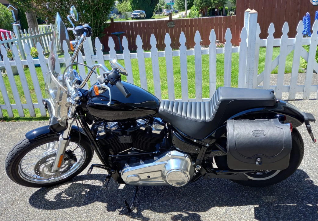 SS480L- Saddleline Harley-Davidson Saddlebags for Softail Standard FXST Lockable With Quick Disconnect Mounts.