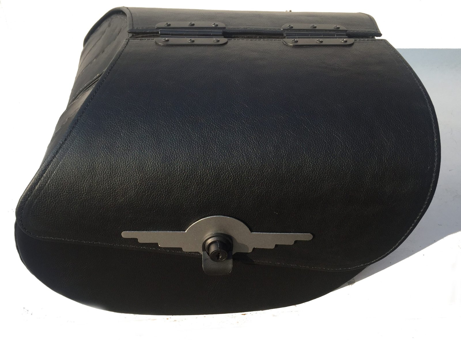 2000LK- Saddleline Victory Judge Leather Full Hard body Saddlebags With Quick Detachable Mounting Brackets. ( fitment to all years of Victory Judge models ). - Image 3