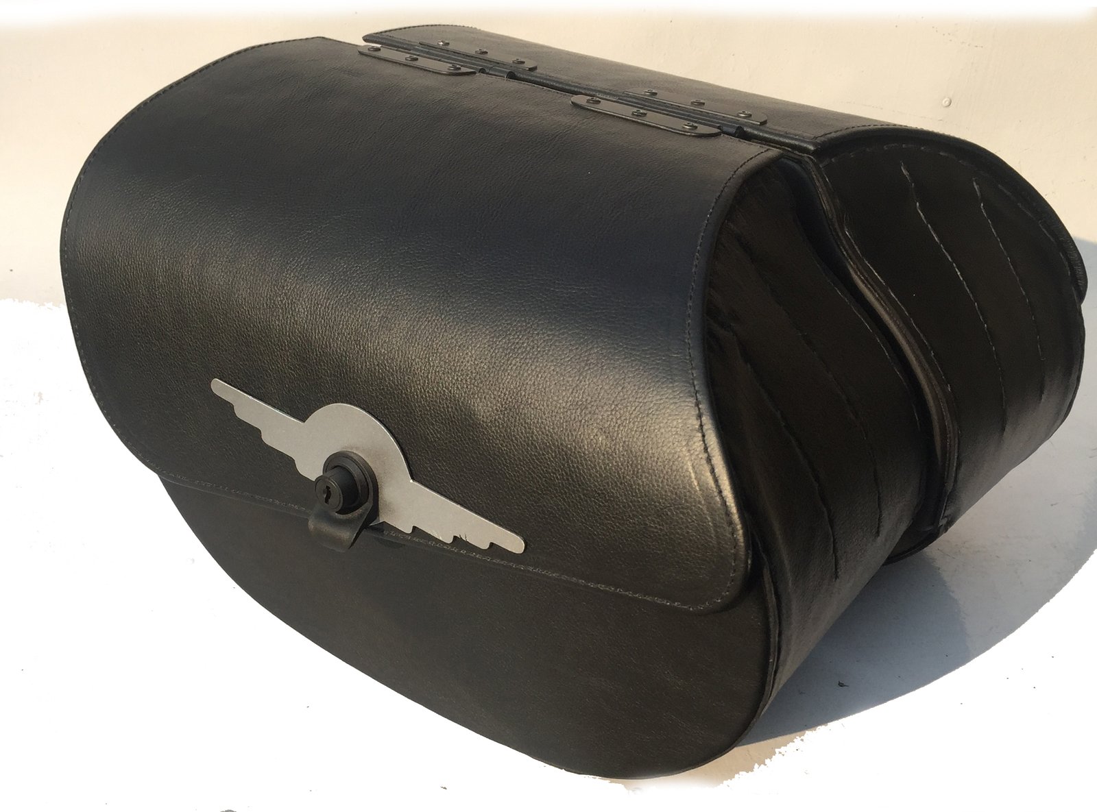 2000LK- Saddleline Victory Judge Leather Full Hard body Saddlebags With Quick Detachable Mounting Brackets. ( fitment to all years of Victory Judge models ). - Image 5