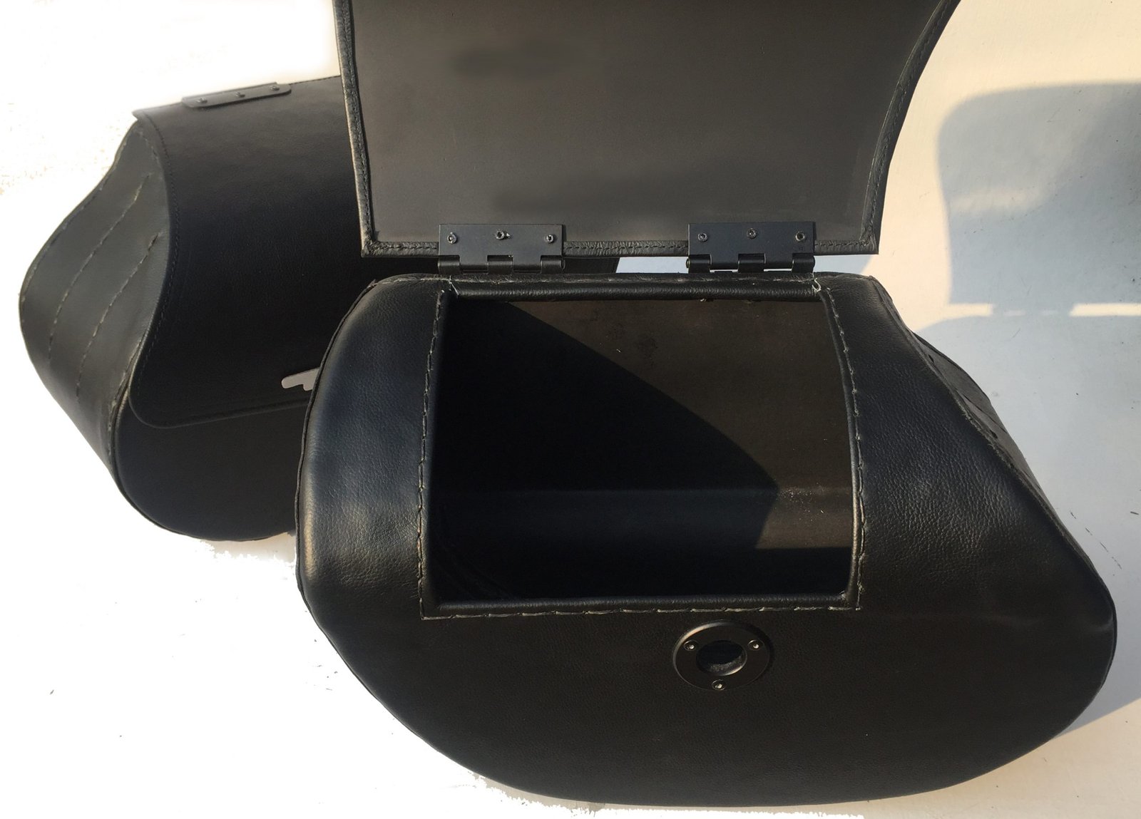 2000LK- Saddleline Victory Judge Leather Full Hard body Saddlebags With Quick Detachable Mounting Brackets. ( fitment to all years of Victory Judge models ). - Image 6