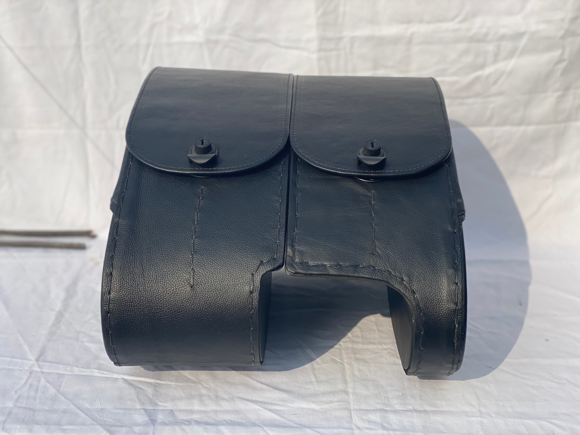 403F7- Saddleline Harley-Davidson Softail Fatbob FXFB / FXFBS Locking Saddlebags with Quick Mounts. - Image 2
