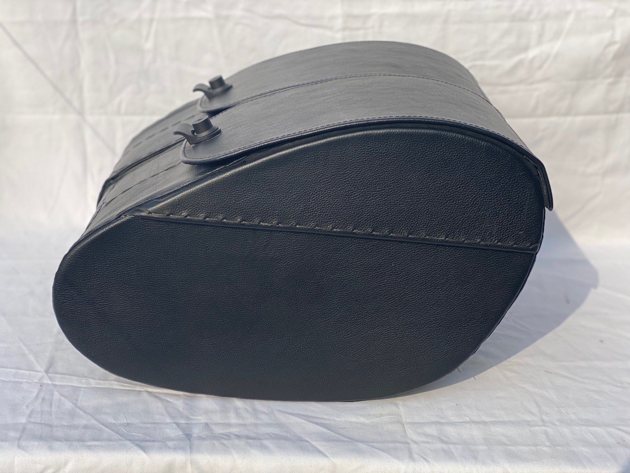 403F7- Saddleline Harley-Davidson Softail Fatbob FXFB / FXFBS Locking Saddlebags with Quick Mounts. - Image 3
