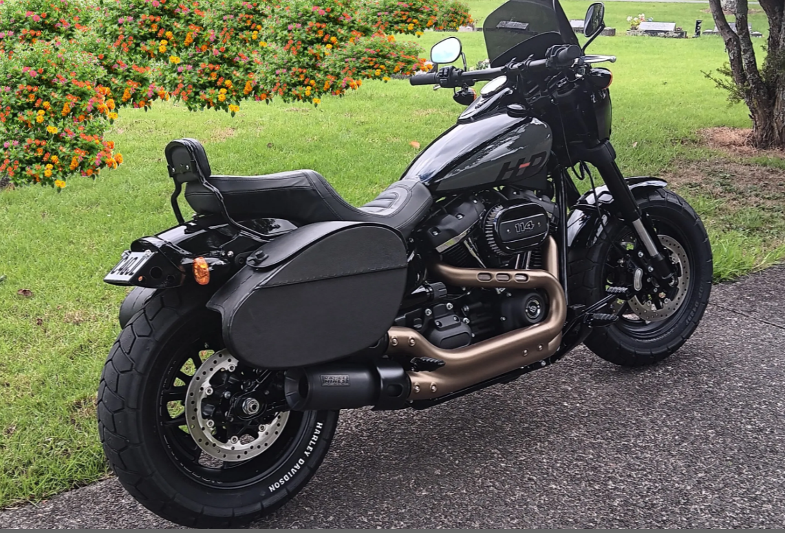 403F7- Saddleline Harley-Davidson Softail Fatbob FXFB / FXFBS Locking Saddlebags with Quick Mounts.
