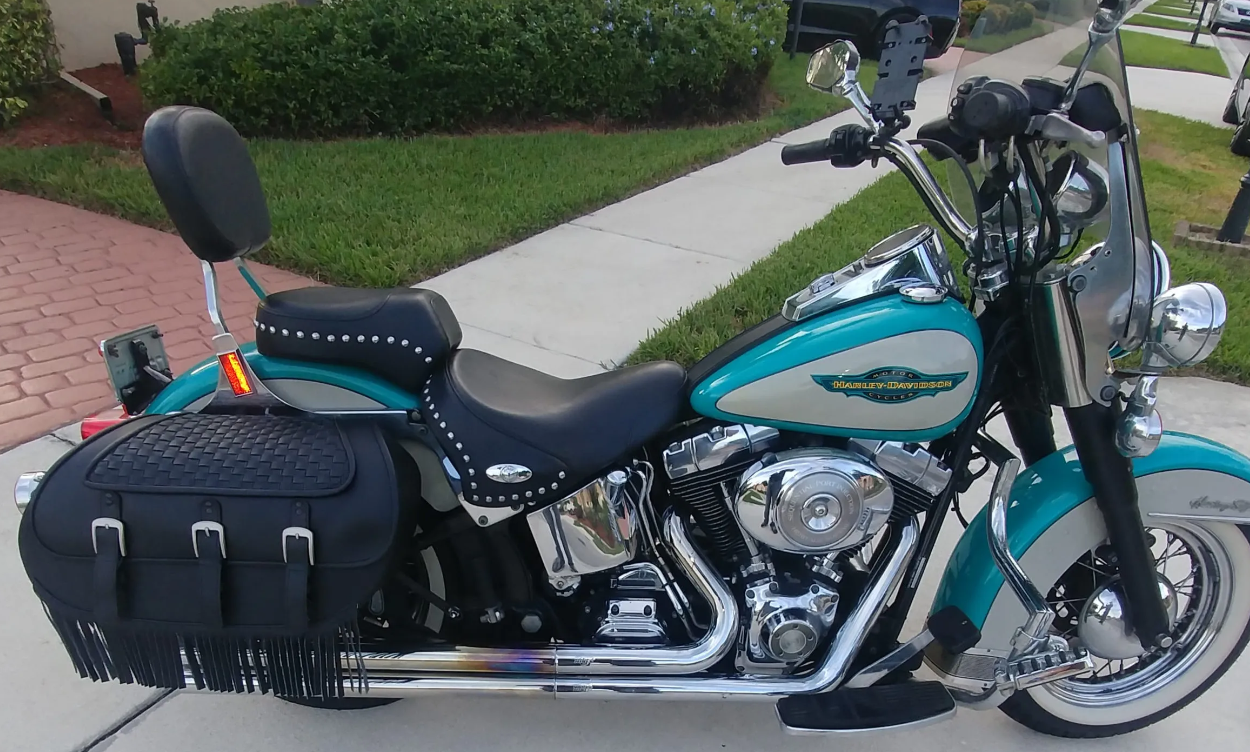 707F- Saddleline Harley-Davidson FLSTC Heritage Classic saddlebags With complete Mounting.