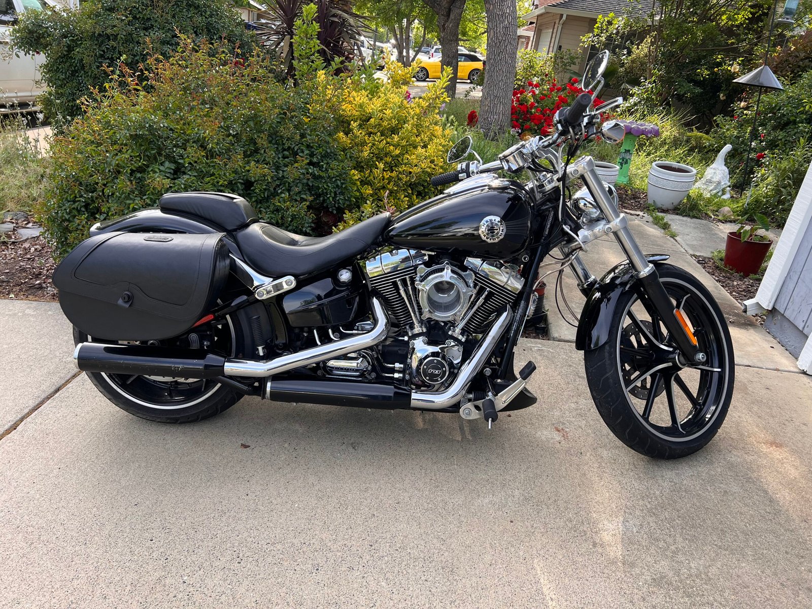 440L- Saddleline Harley-Davidson Softail Breakout FXSB / FXSBSE Saddlebags With Quick Disconnect Mounts.