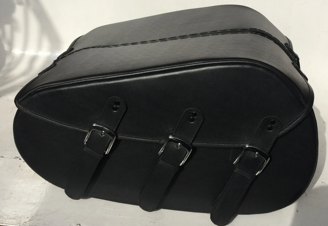 512TD3B- Saddleline Indian Chief Classic Saddlebags in Leather & Hard Body With Quick detach mounting Brackets. - Image 2