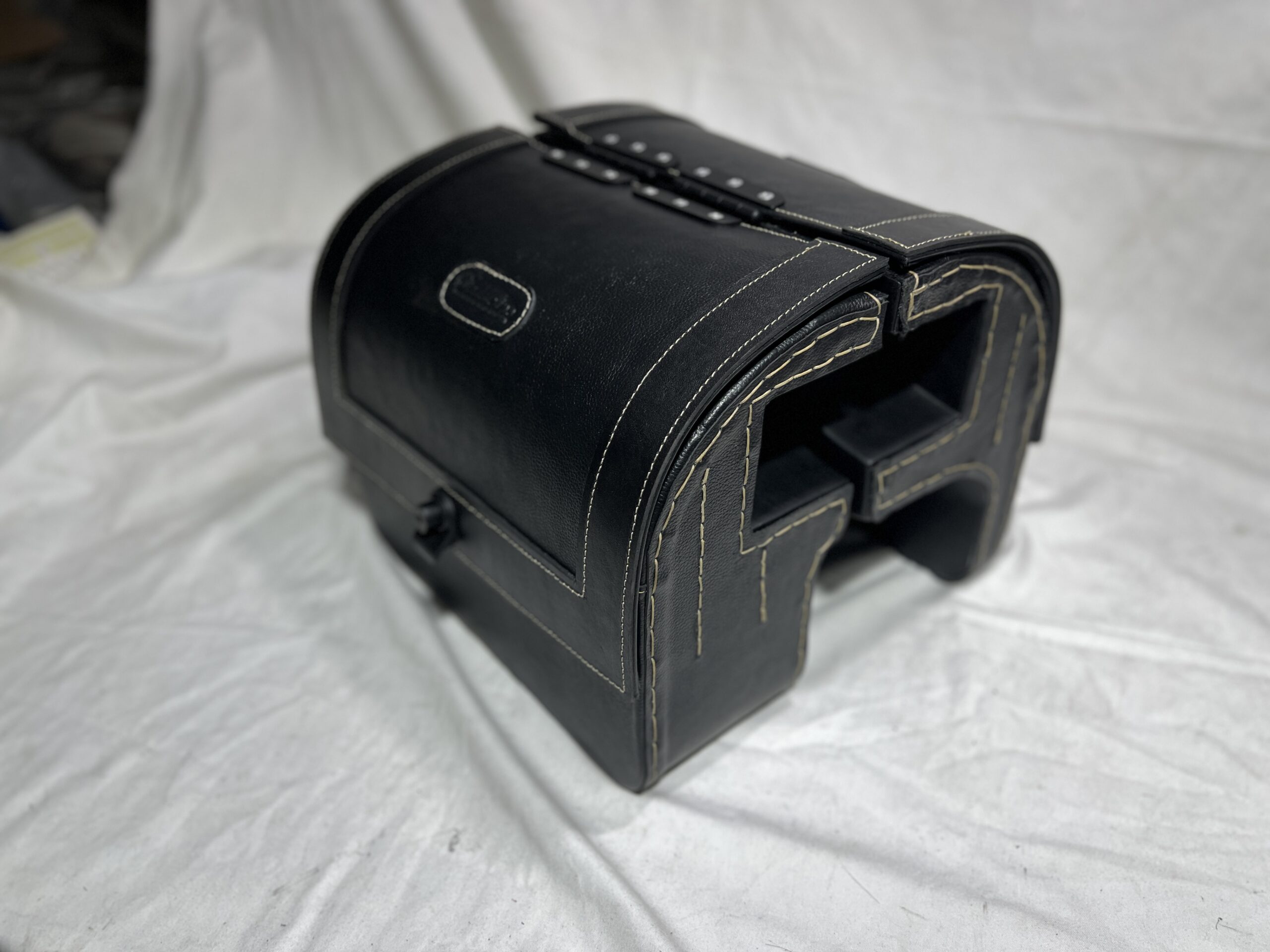 400L-CUSTOM- Saddleline Harley-Davidson Softail Fat Bob FXFB FXFBS Saddlebags with Quick Mounts & Handle Bar tool bag - Image 4