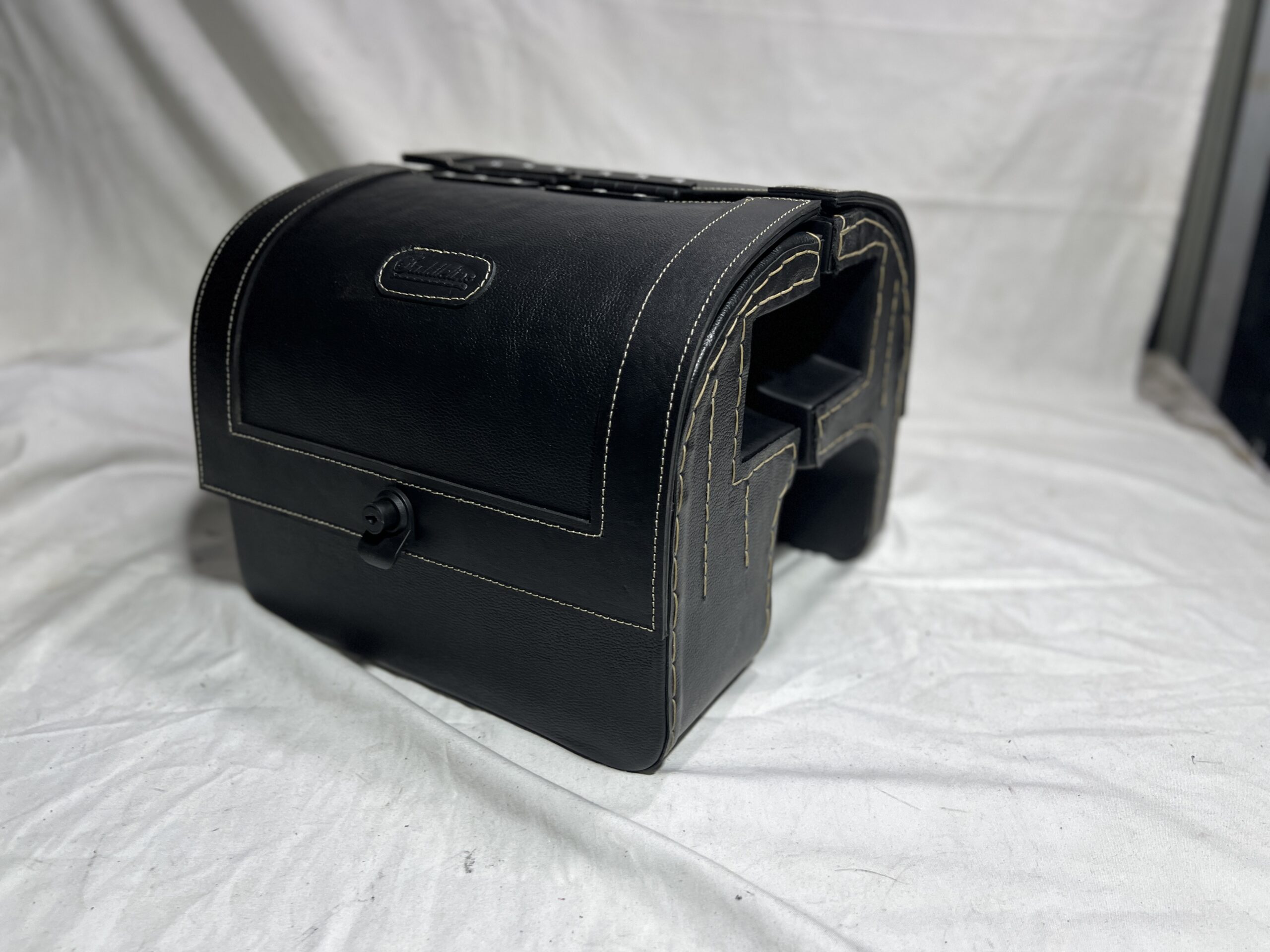 400L-CUSTOM- Saddleline Harley-Davidson Softail Fat Bob FXFB FXFBS Saddlebags with Quick Mounts & Handle Bar tool bag - Image 7