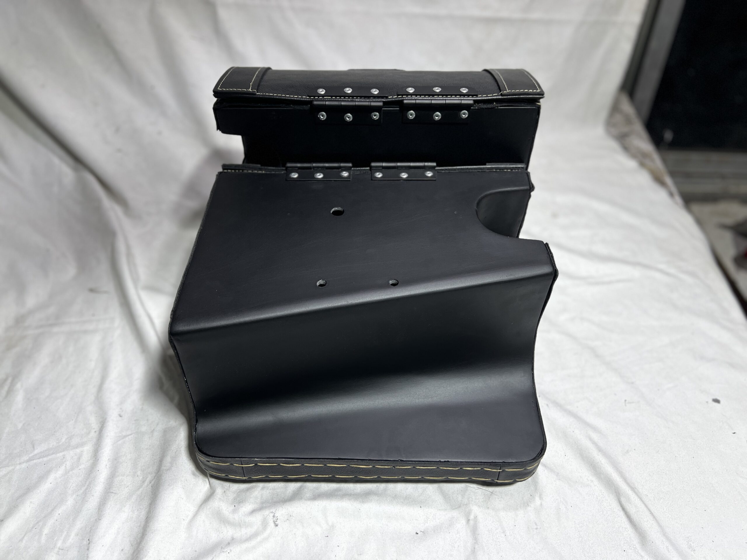 400L-CUSTOM- Saddleline Harley-Davidson Softail Fat Bob FXFB FXFBS Saddlebags with Quick Mounts & Handle Bar tool bag - Image 9
